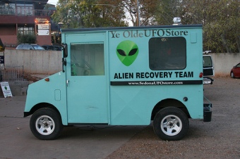 ye-olde-ufo-store-alien-recovery-truck