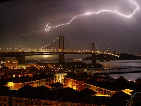SF-lightning-bolt-night